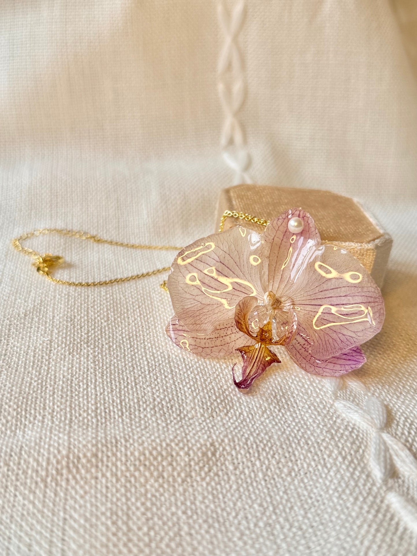*REAL FLOWER Orchid Necklace Preserved Flower Pendant in Resin 3D White Purple Striped Orchid Pearl Smooth Snake Chain