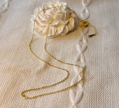 *REAL FLOWER Purple Dahlia Necklace | Preserved flower in resin | Floral pendant on chain | Hypoallergenic Gold Plated