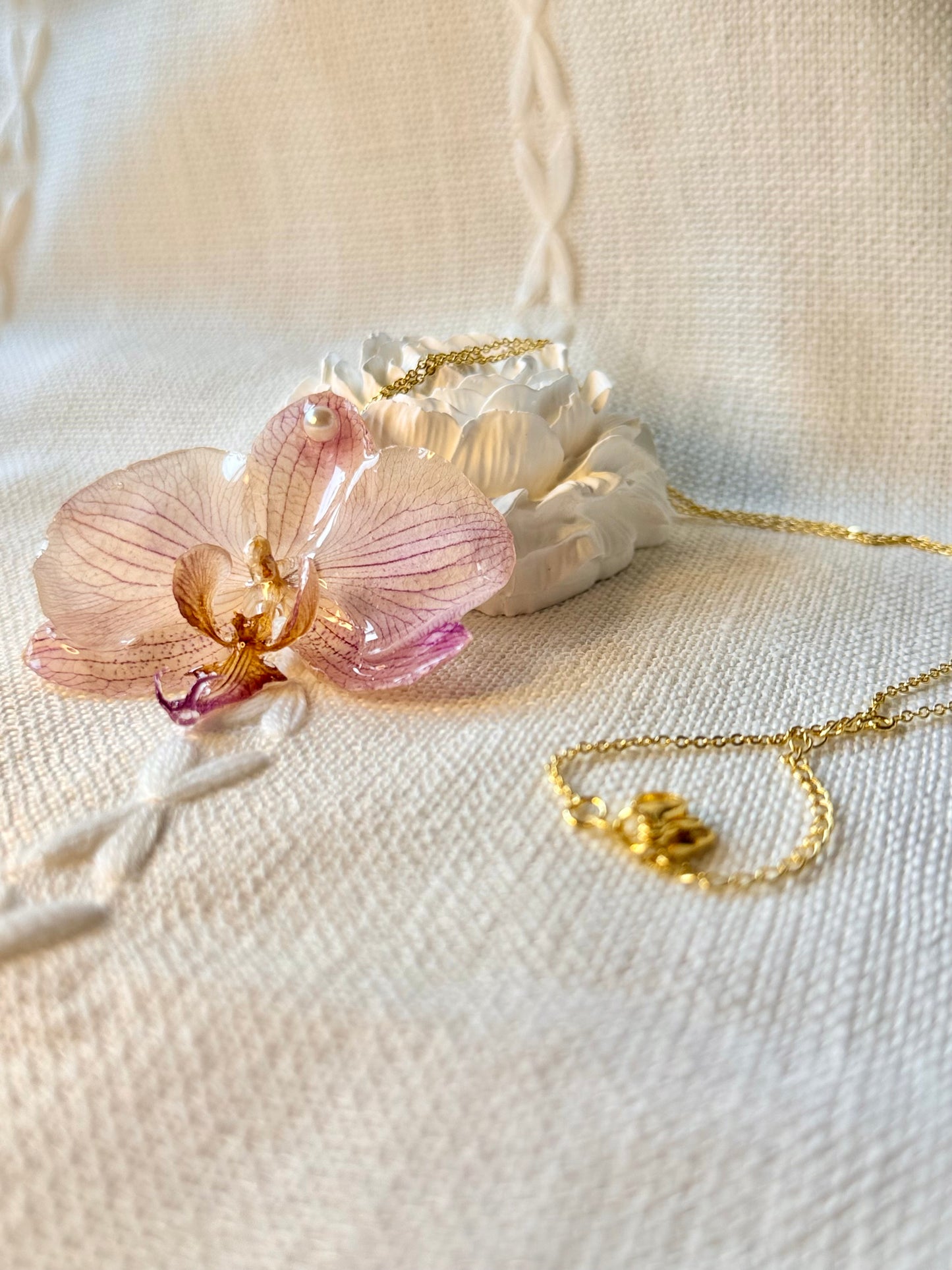 *REAL FLOWER Orchid Necklace Preserved Flower Pendant in Resin 3D White Purple Striped Orchid Pearl Smooth Snake Chain